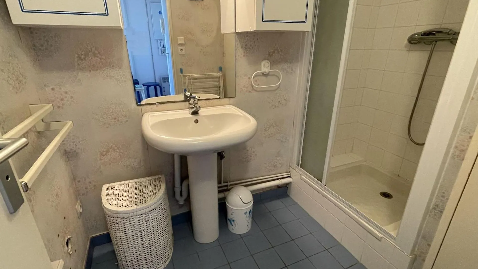 Confortable Appartement 4 Pers. Avec Terrasse, Piscine Et Parking A Arzon - Fr-1-775-8 0*,  France