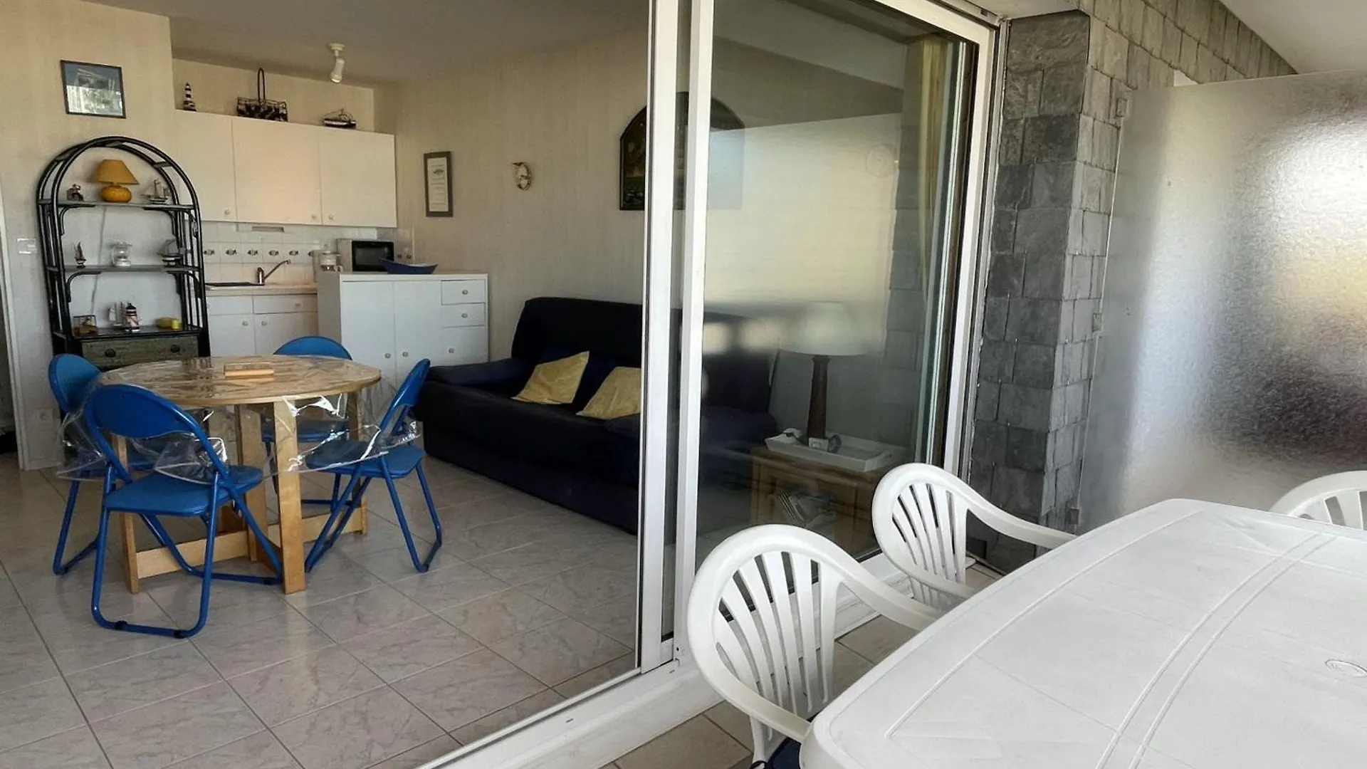 Confortable Appartement 4 Pers. Avec Terrasse, Piscine Et Parking A Arzon - Fr-1-775-8