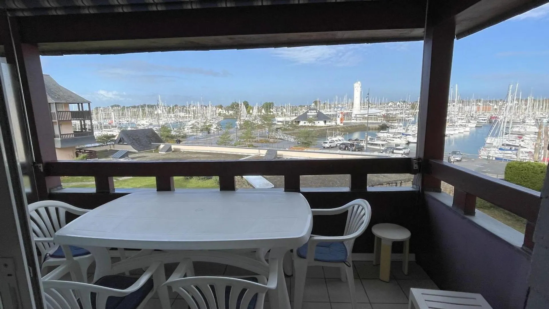 Confortable Appartement 4 Pers. Avec Terrasse, Piscine Et Parking A Arzon - Fr-1-775-8